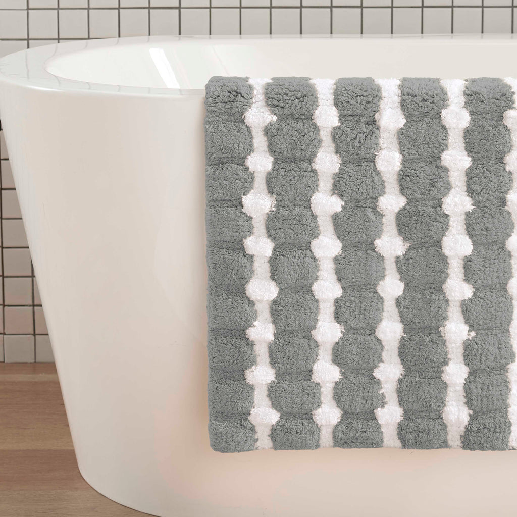 Martex-Expressions-BathRug-SculptedCheck-GreyWhite-BathTub-Closeup-3000px.jpg