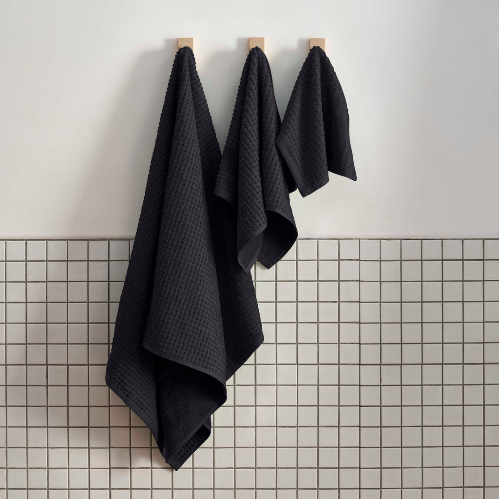 Martex-Expressions-BathTowels-Sculpted-Black-6PCSet-Hanging-3000px.jpg