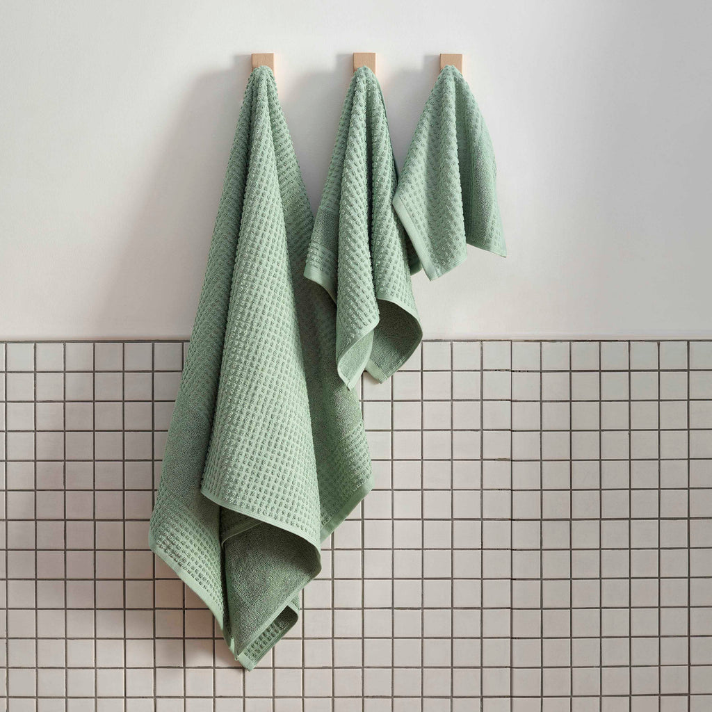 Martex-Expressions-BathTowels-Sculpted-Green-6PCSet-Hanging-3000px.jpg