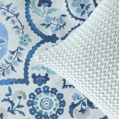 Close up shot of the decorative pillow.