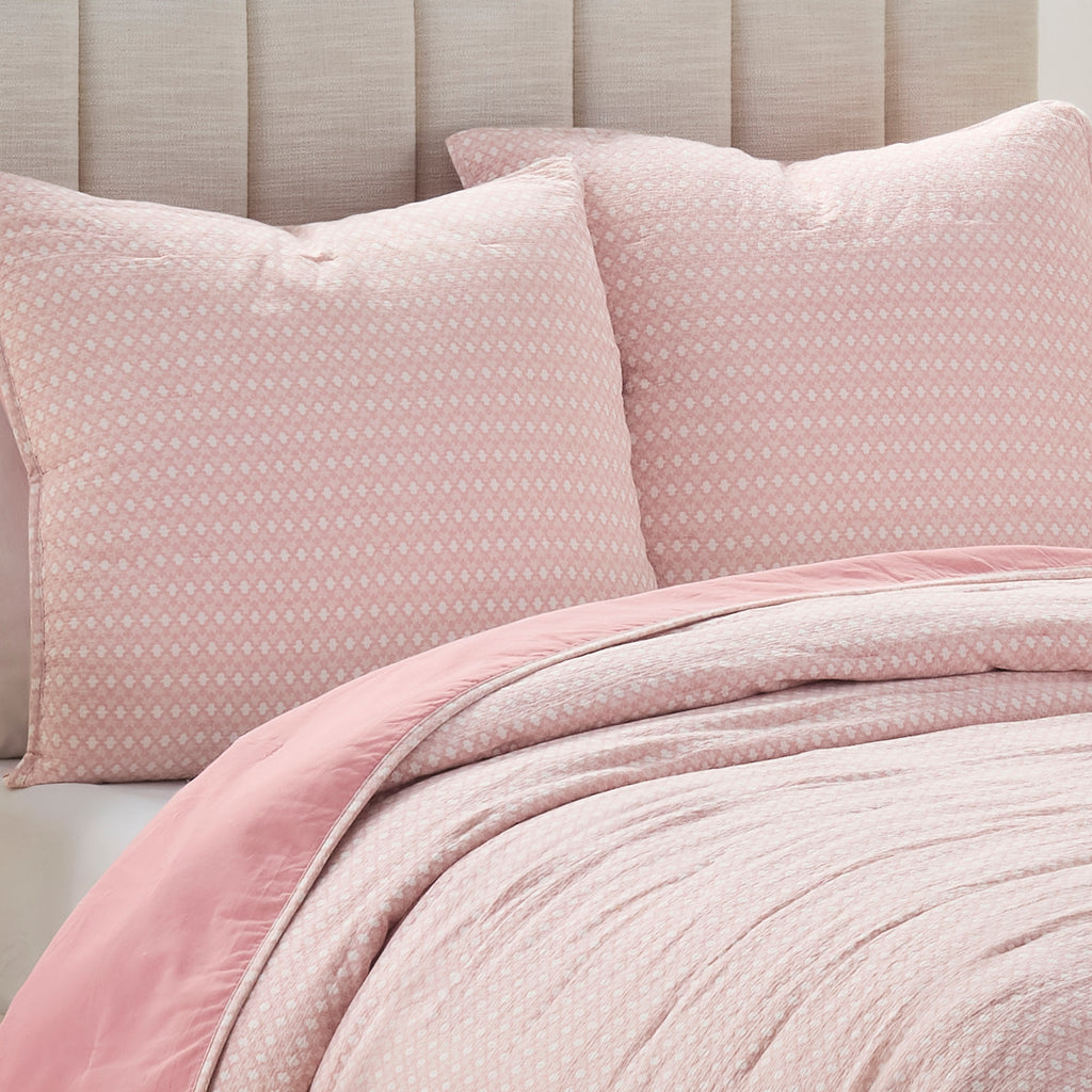 SouthernTide-Augustine-ComforterSet-Pillows-CloseUp-3000px.jpg