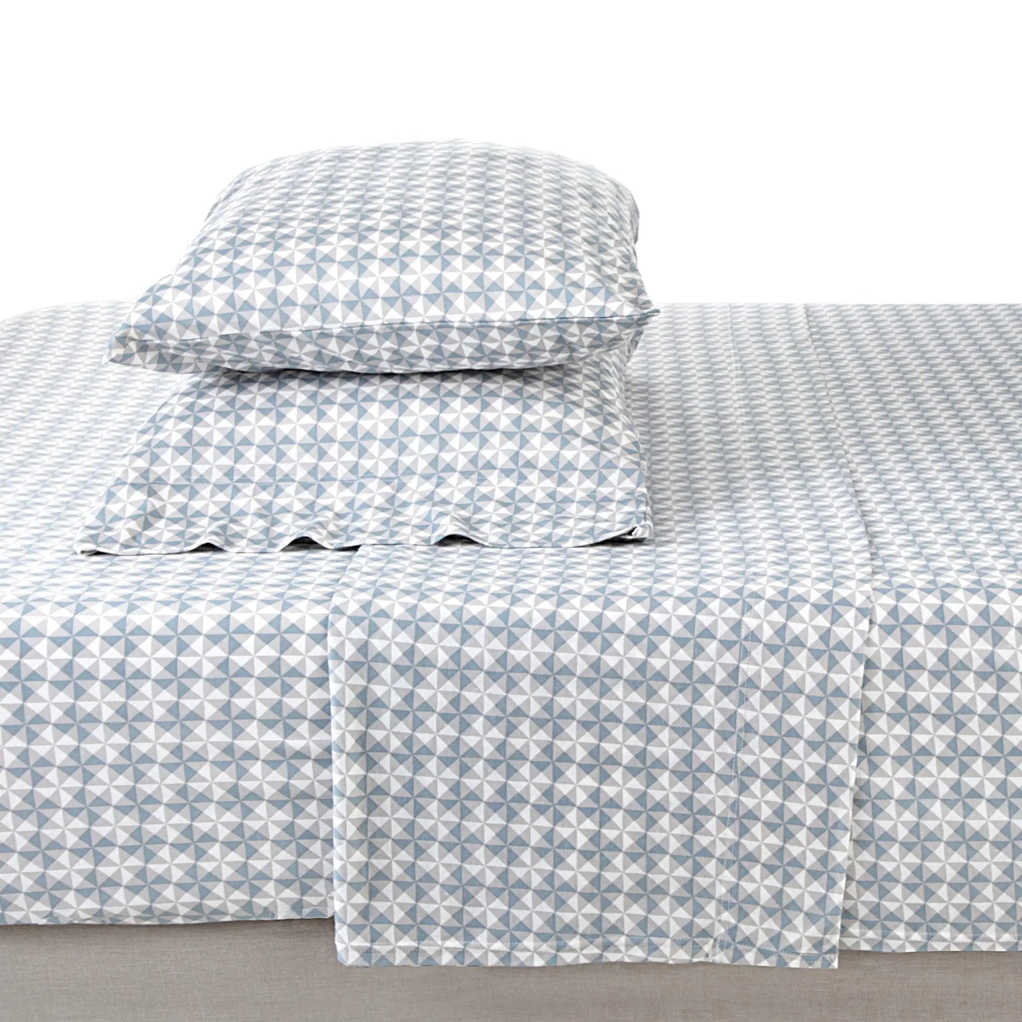 Bedding set with geometric pattern on a plain background