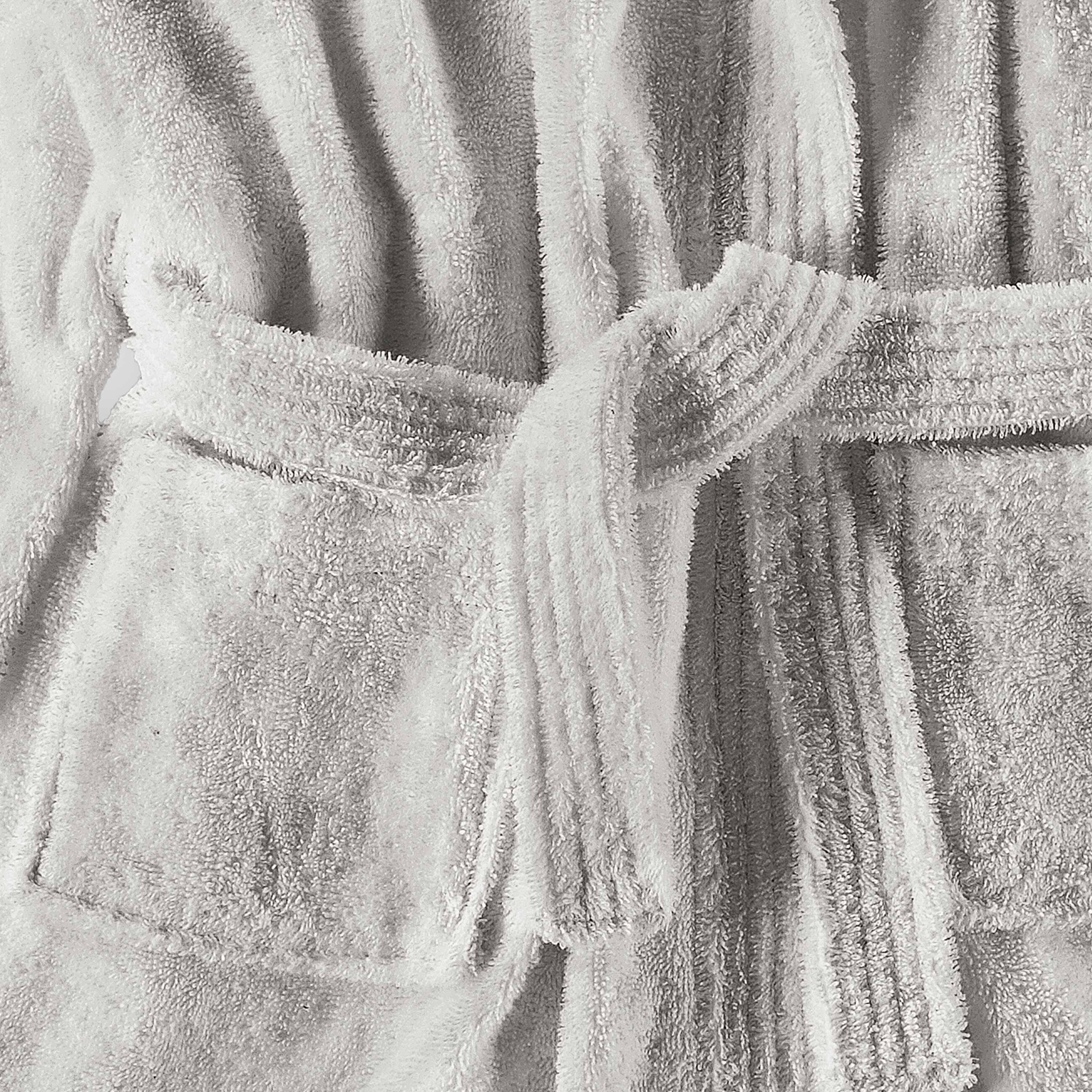 Hooded bath robe in soft fabric with a tied belt and front pockets, designed for youth.